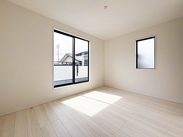 【寝室9帖】シンプルな内装はおしゃれのポイントです。シンプルは華美より飽きがこないからです。色や模様でおしゃれ感をだす。それがシンプルイズビューティーです。
