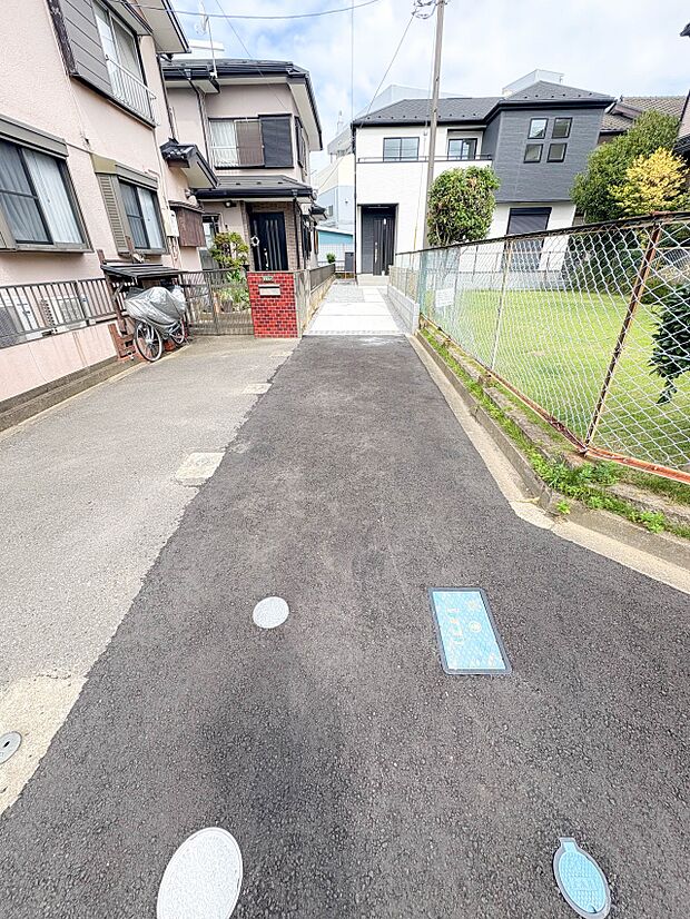 【駐車場】カースペース3台可/駐輪スペース。広々カースペースです。自転車、バイクなども置き場に困りません。