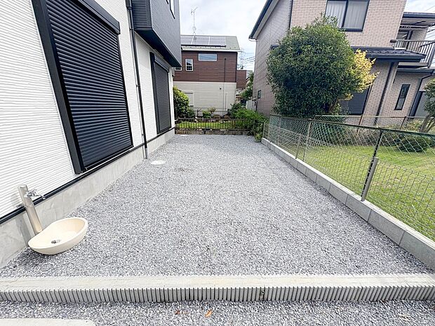 【庭】お庭があることで開放感が違います。建物の内部に光や風などを採り入れやすくなり住居環境がより良好になります。また多目的にご利用できます。