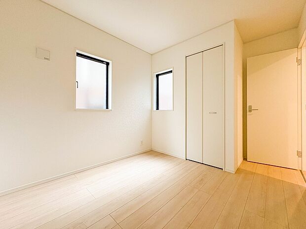 【洋室5帖】お子様のお部屋にぴったりなクロークを備えたフローリング仕様の洋室です