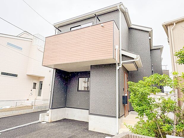 【2号棟外観】家の良し悪しだけでなく周辺環境も重要なポイント。
