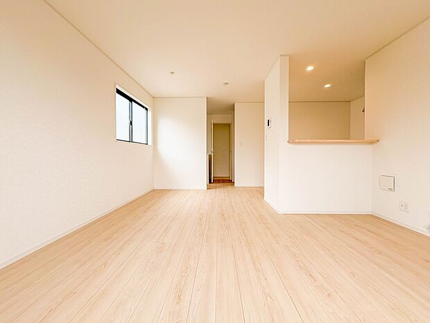 【LDK18.37帖】うららかな陽射しがどのお部屋にも降り注ぎますように、快適さを追求した間取設計。得難い立地環境での生活を恵みの豊かな永住の地へと変えてくれます。