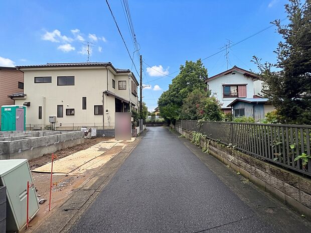【前面道路】車の通行が少ないので、静かな住環境を維持することができます。