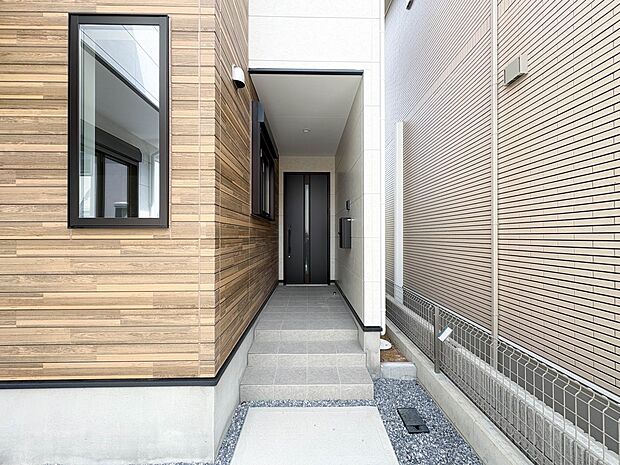 【玄関】玄関はおうちの顔と言われます。玄関アプローチは、外観デザインの印象を左右します。ご家族の個性を出しながら、素敵な玄関でお客様をお迎えしてください。
