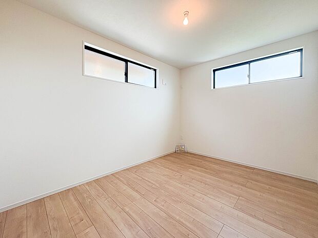 【子供部屋6.0帖】お子様のお部屋にぴったりなクロークを備えたフローリング仕様の洋室です。