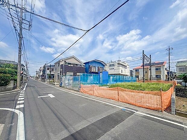 【前面道路5.9M】家の前をまっすぐの通りが走っている。クルマは少なく、人々は毎朝、ウォーキング、ジョギング、犬の散歩など、フリーな朝時間を過ごしている。