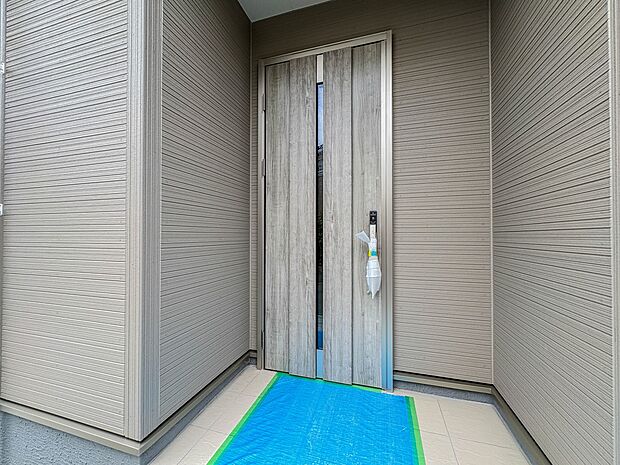 【玄関】玄関へ向かうまでのアプローチに漂う上質が期待感をもたせます。玄関は建物の顔。落着きを醸し出した自己主張が心に訴えてきます。