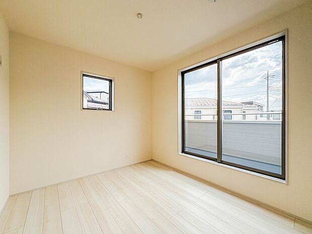 【寝室6帖】寝室は大きいベッドを置くことも可能です。