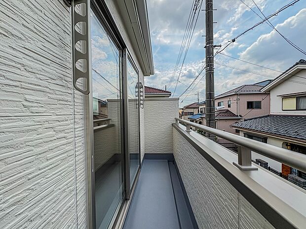 【バルコニー】澄み切った青空と、心地良い風を感じるバルコニー。