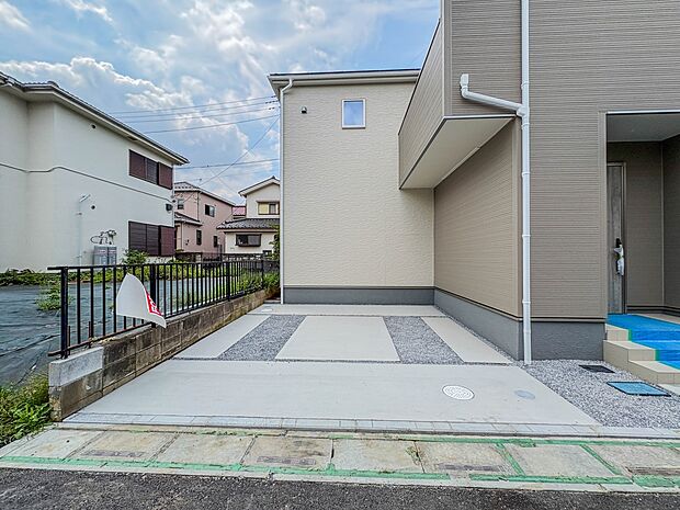 【駐車場】毎日の生活にマイカーが必須という方は、購入を検討する際、駐車場があることは大事な条件です。毎日の通勤や家族の送迎、買い物やお出かけなどクルマのある暮らしを満喫したい方は要チェック。…