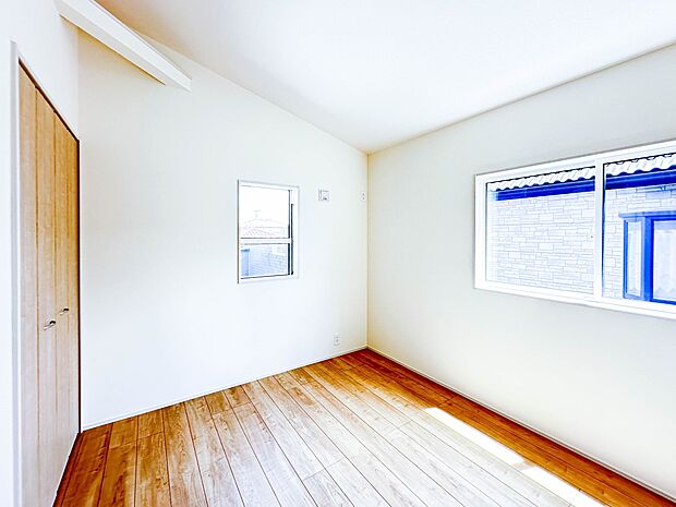 【洋室】お子様のお部屋にぴったりなクロークを備えたフローリング仕様の洋室です。