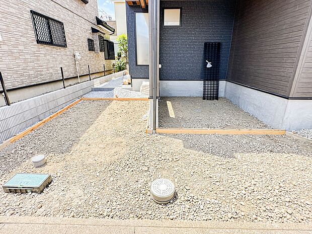 【駐車場】カースペース2台可/駐輪スペース。広々カースペースです。自転車、バイクなども置き場に困りません。