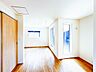洋室：【Room-洋室】  シンプルにデザインされた室内。家具やレイアウトでお好みの空間に。