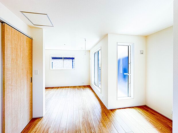 【Room-洋室】 シンプルにデザインされた室内。家具やレイアウトでお好みの空間に。
