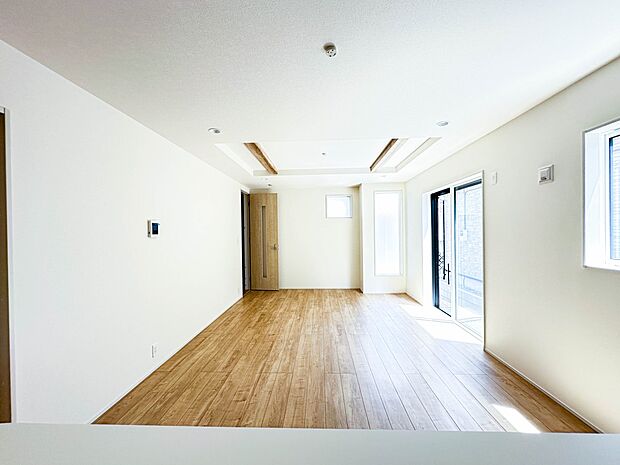 【リビングダイニング】シンプルなデザインの家は風情がある。住む人のこだわりを感じる。外観も内装もいたってシンプル。居心地がよく、家事や趣味、子育てなどにも集中できる。家も人間も熟成するほどシ…