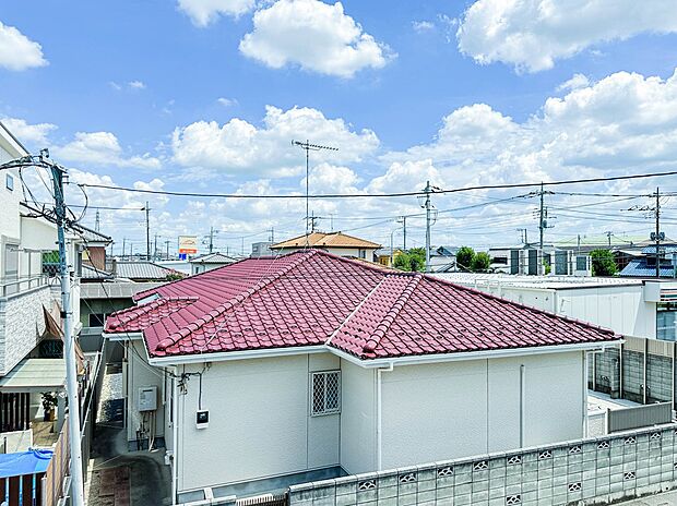 【眺望】朝の澄んだ空気や、夕方に吹く清々しい風を五感で感じられるバルコニー。
