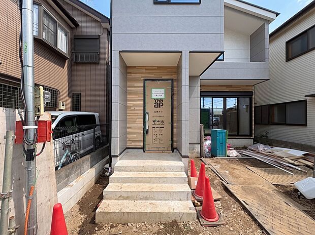 【玄関】家の顔となる玄関は、高いデザイン性が求められます。高級感と断熱性、防犯性に優れた玄関ドアを標準装備。ピッキング対策のセキュリティサムターン等、防犯に考慮しました。