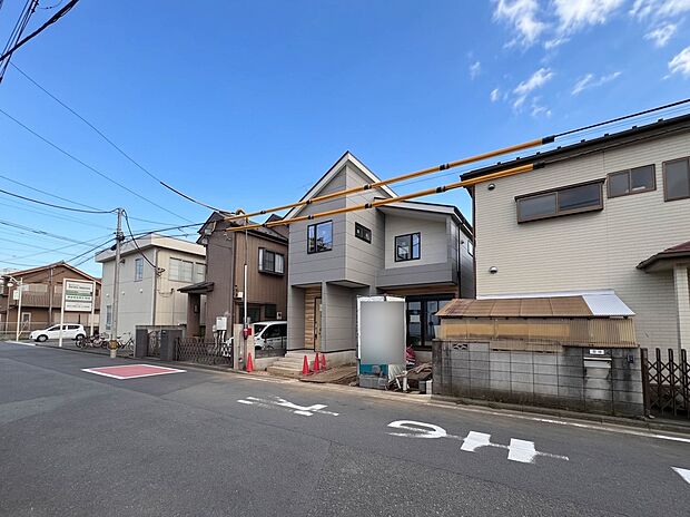 【現地】陽あたりの良さは必須条件。家族の温かさと陽光の暖かさ、楽しい毎日と明るい未来を予感させる。