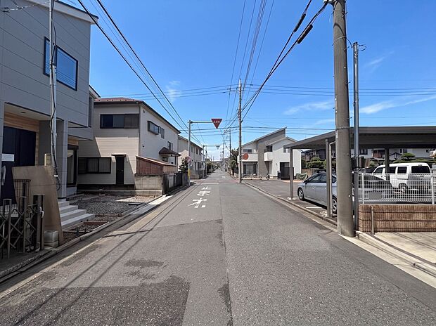 【前面道路6.9ｍ】車の通行が少ないので、静かな住環境を維持することができます。
