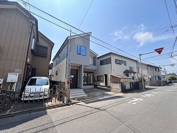 【現地】陽あたりの良さは必須条件。家族の温かさと陽光の暖かさ、楽しい毎日と明るい未来を予感させる。