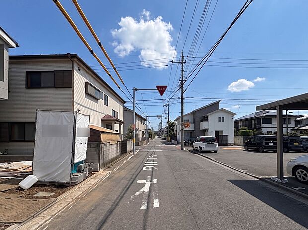 【前面道路6.9m】車の通行が少ないので、静かな住環境を維持することができます。