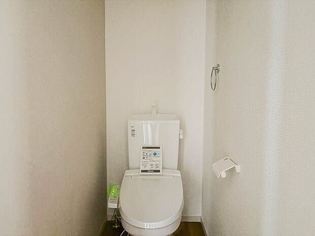 【トイレ】トイレ・ウォシュレット付。快適で衛生的な洗浄機能付温水シャワートイレです。