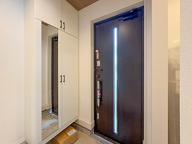【玄関ドア】優れた断熱性能で、夏涼しく、冬暖かく。2ロック仕様・サムターンキーで防犯性にも優れています。