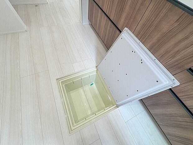 【床下収納】キッチンの下には点検口を兼ね備えた床下収納がございます。