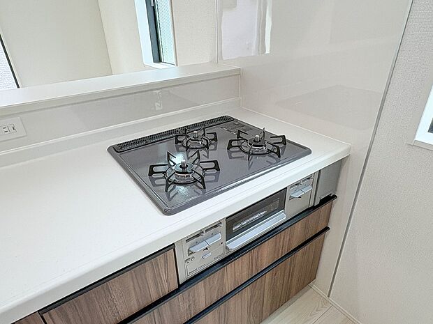 【三口コンロ】奥さま目線で考え、調理に重宝する三口コンロをシステムキッチンに採用、ワイドな洗い場も設けも野菜や食器を洗うのを便利にしました。