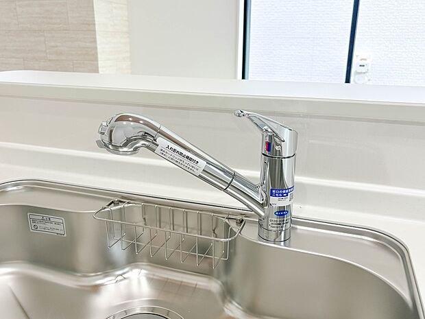 【浄水器一体型混合水栓】一つの蛇口で「原水(水道水)」「シャワー」「浄水」を切り替えられる、浄水器を内蔵した混合水栓です。浄水は、水栓本体の首部分に付属のカートリッジをセットして使用します。…