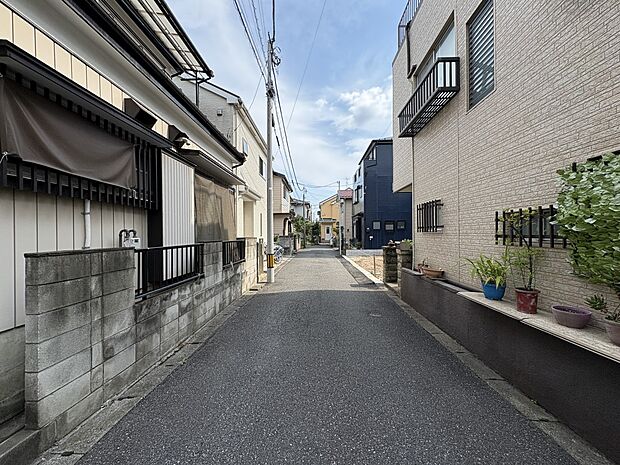 【前面道路4m】家の前をまっすぐの通りが走っている。クルマは少なく、人々は毎朝、ウォーキング、ジョギング、犬の散歩など、フリーな朝時間を過ごしている。