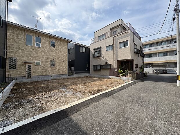 【前面道路4m】車の通行が少ないので、静かな住環境を維持することができます。