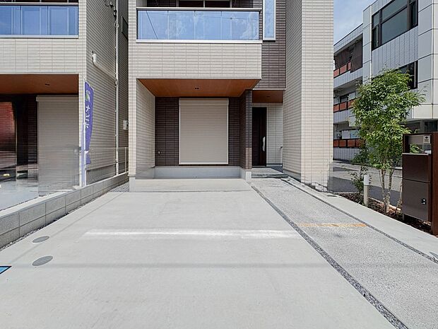 毎日の生活にマイカーが必須という方は、購入を検討する際、駐車場があるか要チェックです。