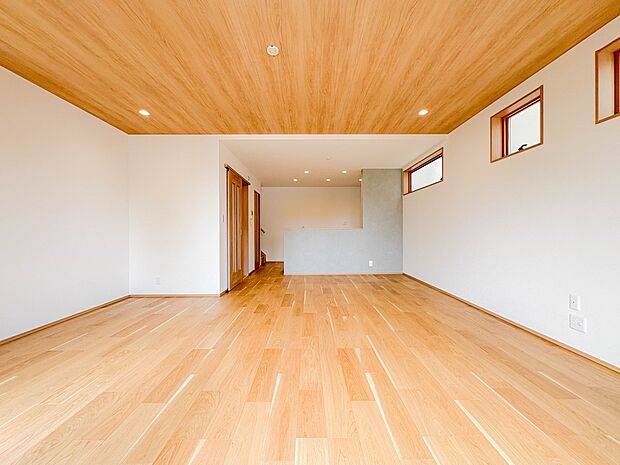 【リビングダイニング】シンプルなデザインの家は風情がある。住む人のこだわりを感じる。外観も内装もいたってシンプル。居心地がよく、家事や趣味、子育てなどにも集中できる。家も人間も熟成するほどシ…