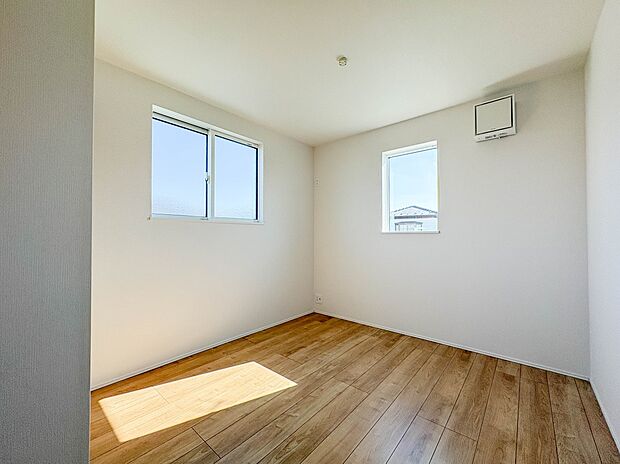 【子供部屋4.8帖】お子様のお部屋にぴったりなクロークを備えたフローリング仕様の洋室です。