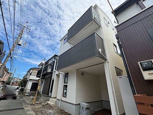 【外観】家族の温かさと陽光の暖かさ、楽しい毎日と明るい未来を予感させる「空間が織り成すひとつ先の住み心地」を演出します。