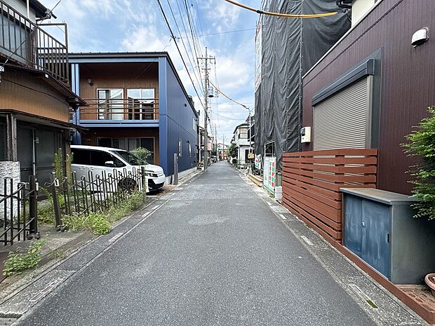 【前面道路、公道4m】家の前をまっすぐの通りが走っている。クルマは少なく、人々は毎朝、ウォーキング、ジョギング、犬の散歩など、フリーな朝時間を過ごしている。