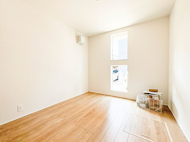 【リビング以外の居室5.2帖】独立性を高めたお部屋。たっぷりの収納も配備しており、片付いた空間を現実出来そう。陽光も降り注ぐ明るく開放的な空間が魅力的。