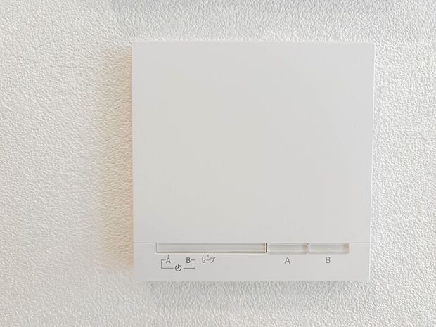 【床暖房】 空気が汚れず、ほこりもでない床暖房は、アレルギーをお持ちのお子さまがいらっしゃるご家庭でも安心してお使いいただける暖房システムです。