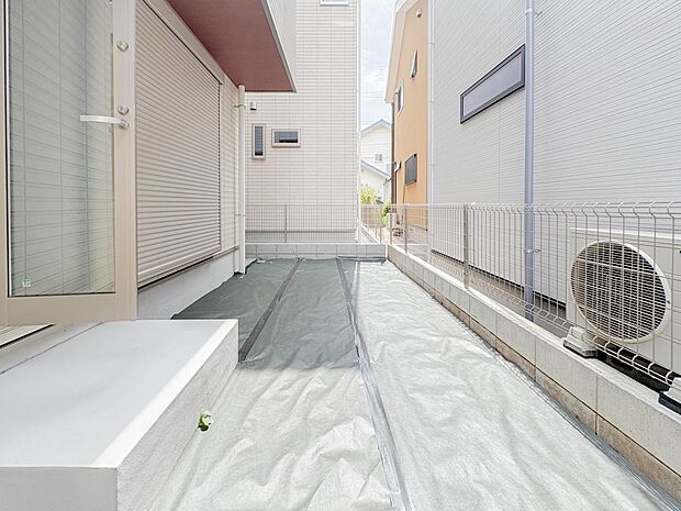 1階勝手口から庭に出れるようになっています。