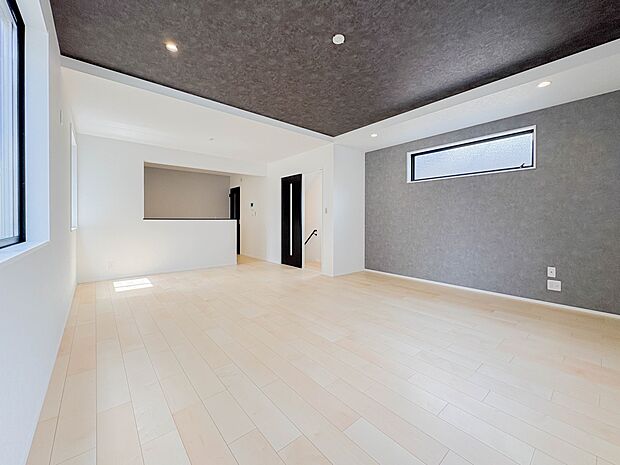 【リビングダイニング】シンプルなデザインの家は風情がある。住む人のこだわりを感じる。外観も内装もいたってシンプル。居心地がよく、家事や趣味、子育てなどにも集中できる。家も人間も熟成するほどシ…
