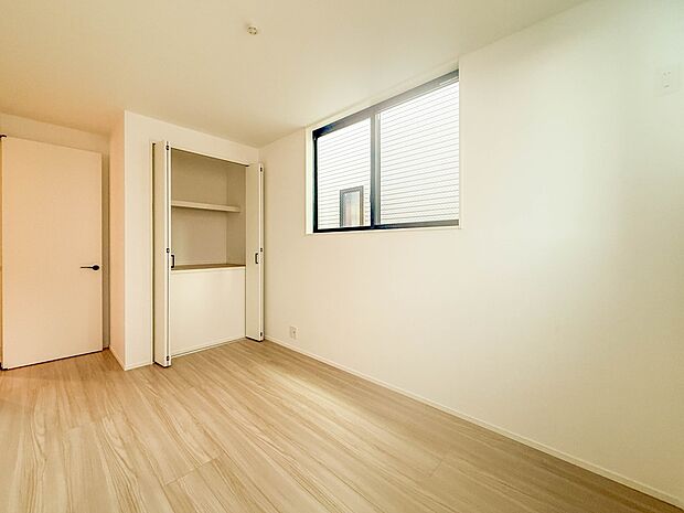 2号棟【子供部屋5.5帖】お子様のお部屋にぴったりなクロークを備えたフローリング仕様の洋室です。
