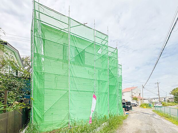 1号棟【前面道路】家の前をまっすぐの通りが走っている。クルマは少なく、人々は毎朝、ウォーキング、ジョギング、犬の散歩など、フリーな朝時間を過ごしている。