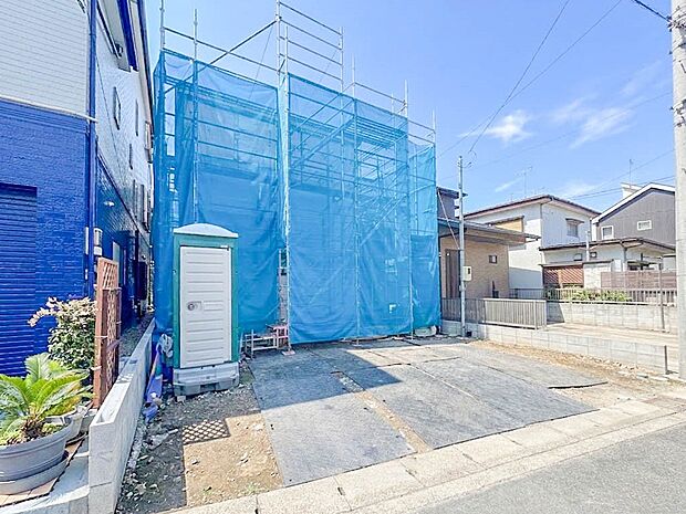 【外観】堂々たる趣ながら、主張し過ぎずどこか余裕を感じさせるシャープなフォルムで佇む邸宅は、晴天の空と照らし合わせる事で、本来あるべき完成形の姿を見せてくれます。