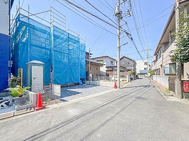 【前面道路4~6M】家の前をまっすぐの通りが走っている。クルマは少なく、人々は毎朝、ウォーキング、ジョギング、犬の散歩など、フリーな朝時間を過ごしている。