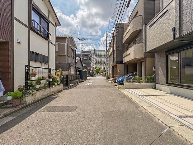 【前面道路5.6ｍ】車の通行が少ないので、静かな住環境を維持することができます。