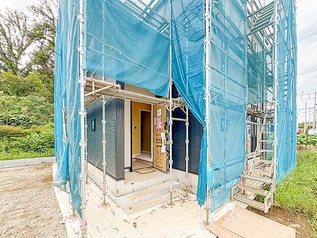 3号棟【玄関】こちらの物件が少しでも気になるようでしたら、お気軽にお問合せください。人生でいちばん大きなお買い物ですので、ゆっくりご見学ください。ネット上の画像と実際の見学では、リアル感がま…