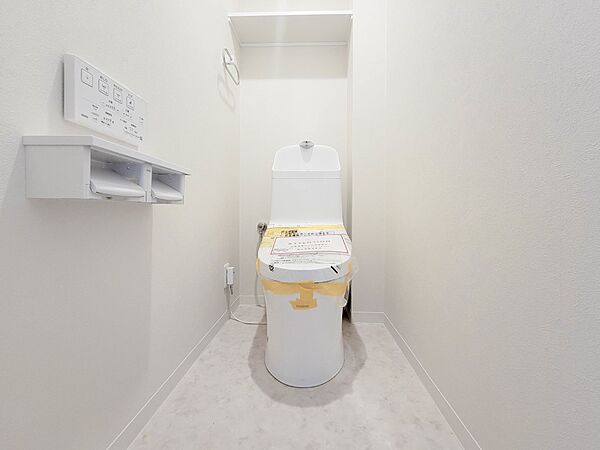 【トイレ】トイレ・ウォシュレット付。快適で衛生的な洗浄機能付温水シャワートイレです。