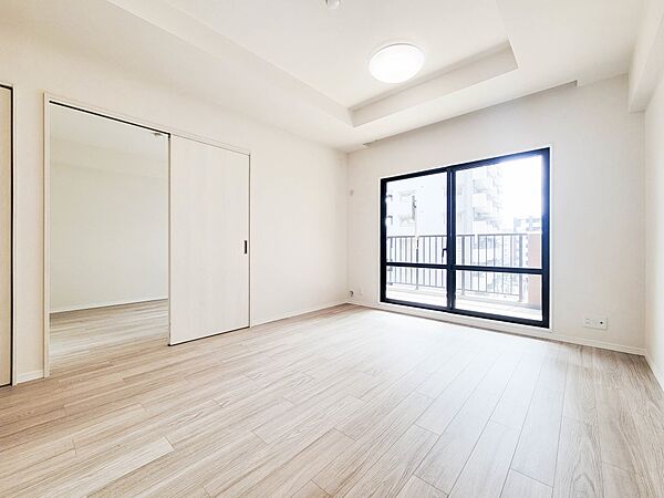【LDK9.9帖】室内には豊かな陽光が注ぎ込み、爽やかな住空間を演出。