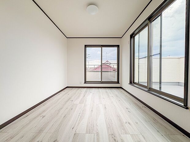 【子供部屋6帖】お子様のお部屋にぴったりなクロークを備えたフローリング仕様の洋室です。